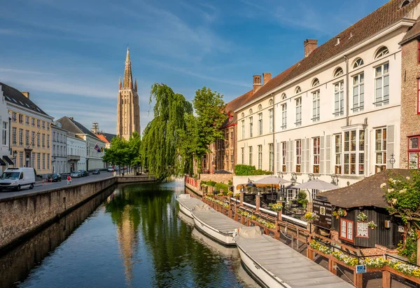 Brugge stadsgezicht met kerk — Stockfoto