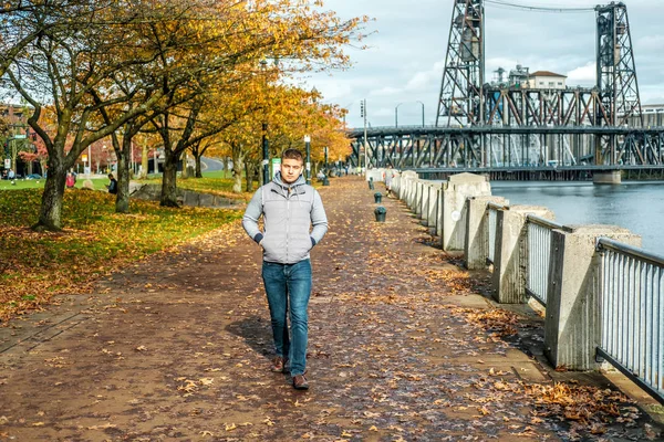 Человек, идущий вдоль реки — стоковое фото