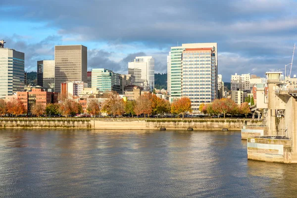 Skyline della città in autunno — Foto Stock