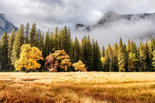 Valle de Yosemite en la mañana nublada de otoño — Foto de Stock