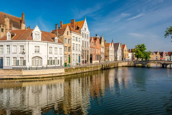 Brugge panoráma s vodní kanál a most — Stock fotografie