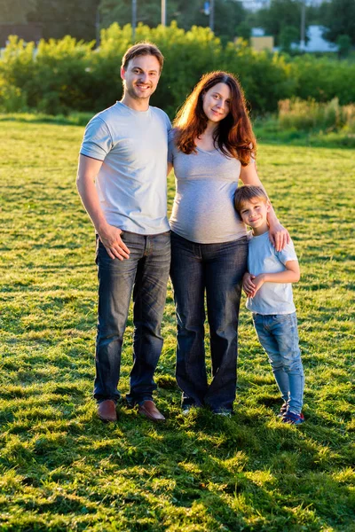 Famiglia di tre persone in piedi nel parco — Foto Stock