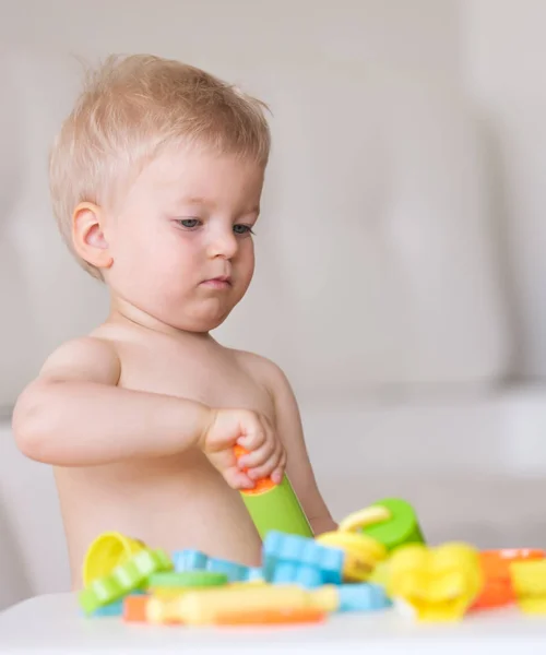 Menino brincando com plasticina modelagem colorida — Fotografia de Stock