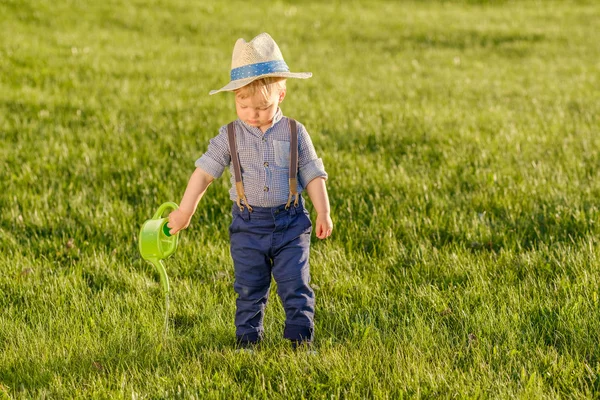 sulama olabilir kullanarak şapkalı erkek bebek