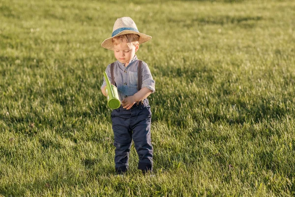 Bebé niño usando regadera — Foto de Stock