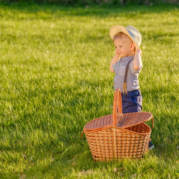Мальчик с корзинкой для пикника — стоковое фото