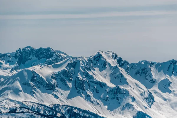 Cerro del Cáucaso cubierto de nieve — Foto de Stock
