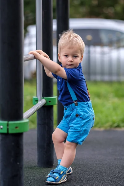 Yürümeye başlayan çocuk bahçesi şort ve jartiyer giymiş