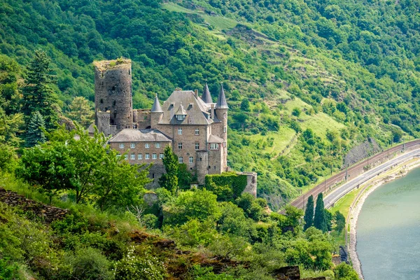 Castle standing above river — Stock Photo, Image