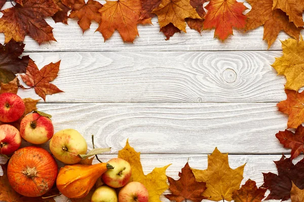 Feuilles, pommes et citrouilles sur fond bois — Photo