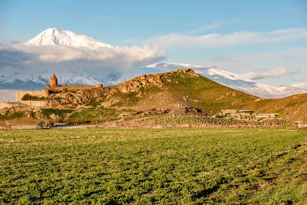 Eski manastır önünde dağ — Stok fotoğraf