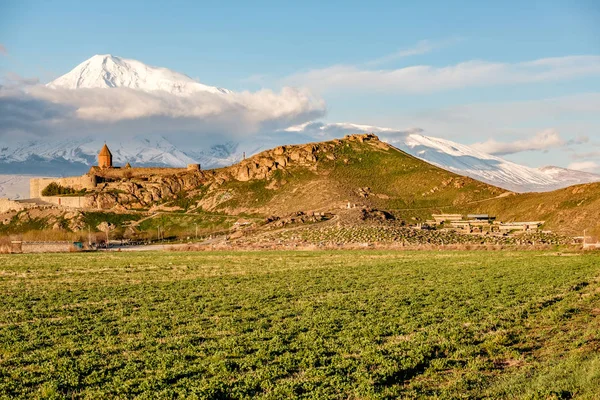 Ősi kolostor előtt mountain — Stock Fotó