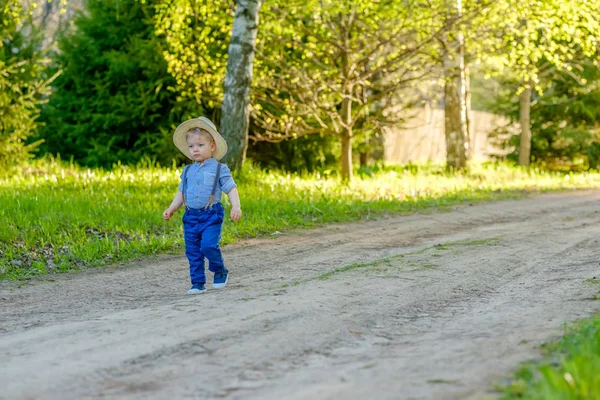 Niño jugando afuera. . — Foto de Stock