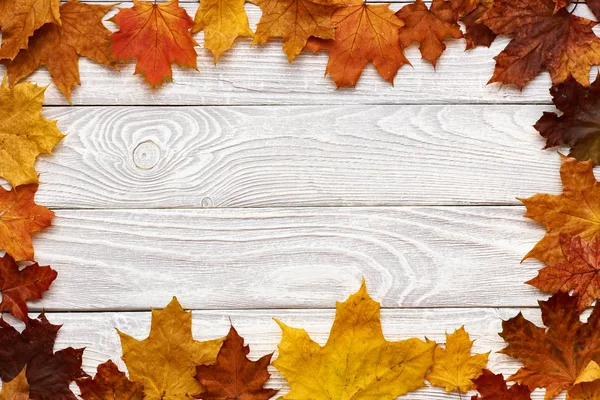 Fondo de madera con hojas de otoño — Foto de Stock