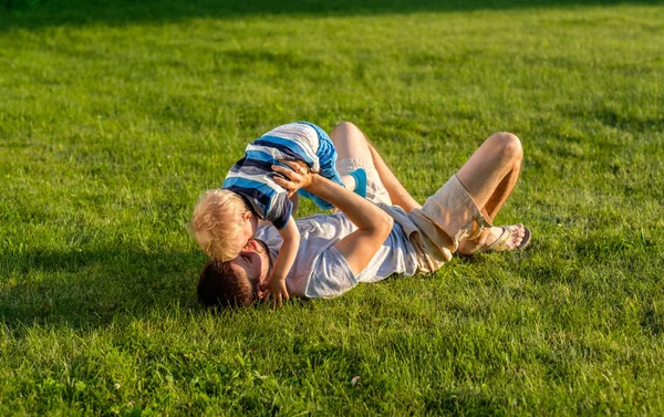 Mutlu baba ve oğul çayır üzerinde