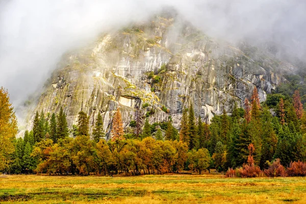 Bulutlu sonbahar sabahı, kayalık dağ — Stok fotoğraf