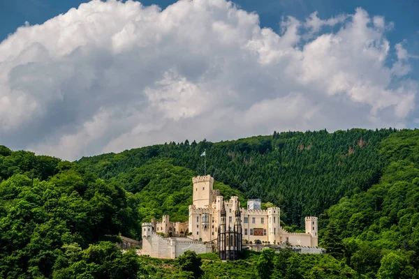 Castle in green forest — Stock Photo, Image