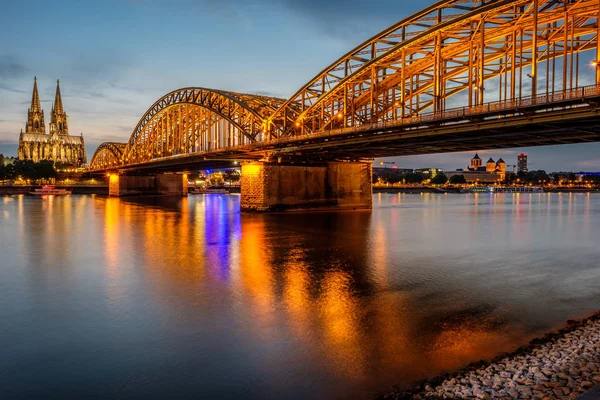 Katedrális és híd éjjel — Stock Fotó