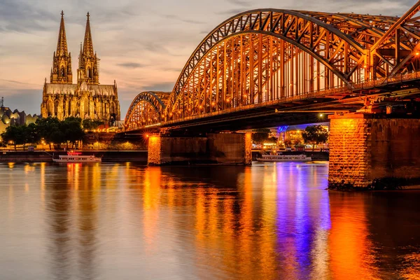 Catedral de Colónia e Ponte Hohenzollern — Fotografia de Stock