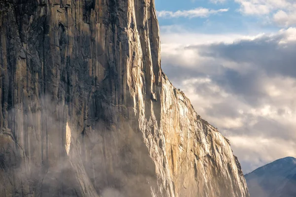 El Capitan rock ve bulutlar