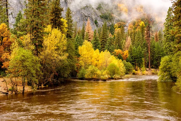 Merced River sonbahar günü