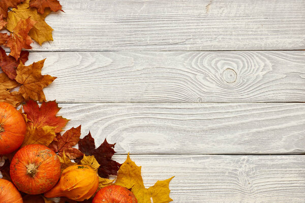 Осенние листья и тыквы на старом деревянном фоне
 