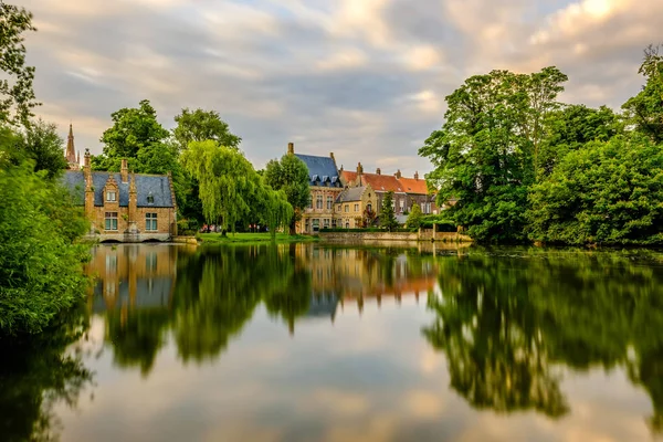 Paysage urbain de Bruges avec lac — Photo