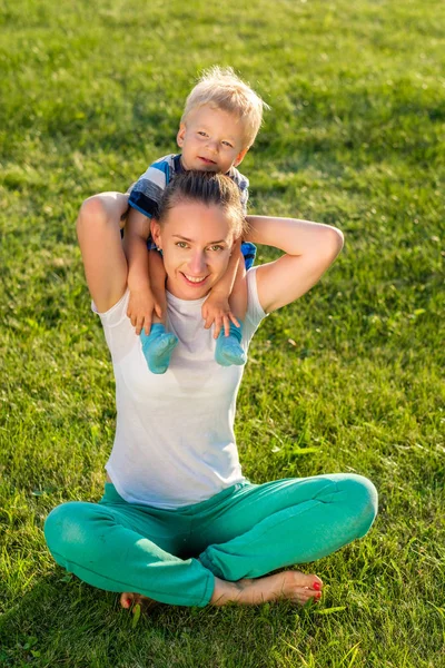 kadın ve çocuk açık eğleniyor