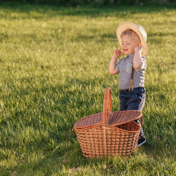 Bébé garçon portant un chapeau de paille — Photo