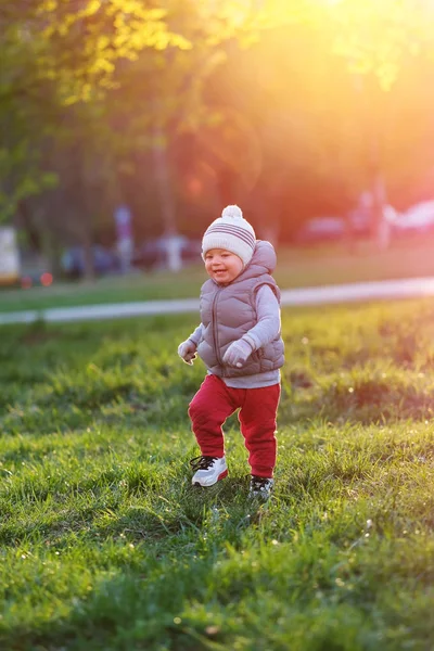 Park yürüme erkek bebek