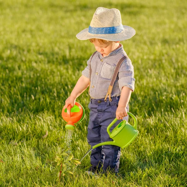 Junge mit Gießkanne — Stockfoto