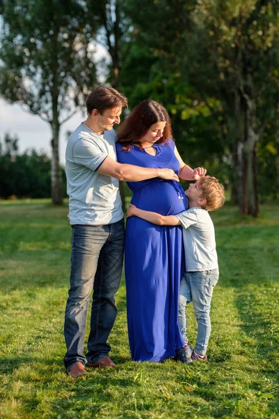 Familie umarmt sich im Park — Stockfoto