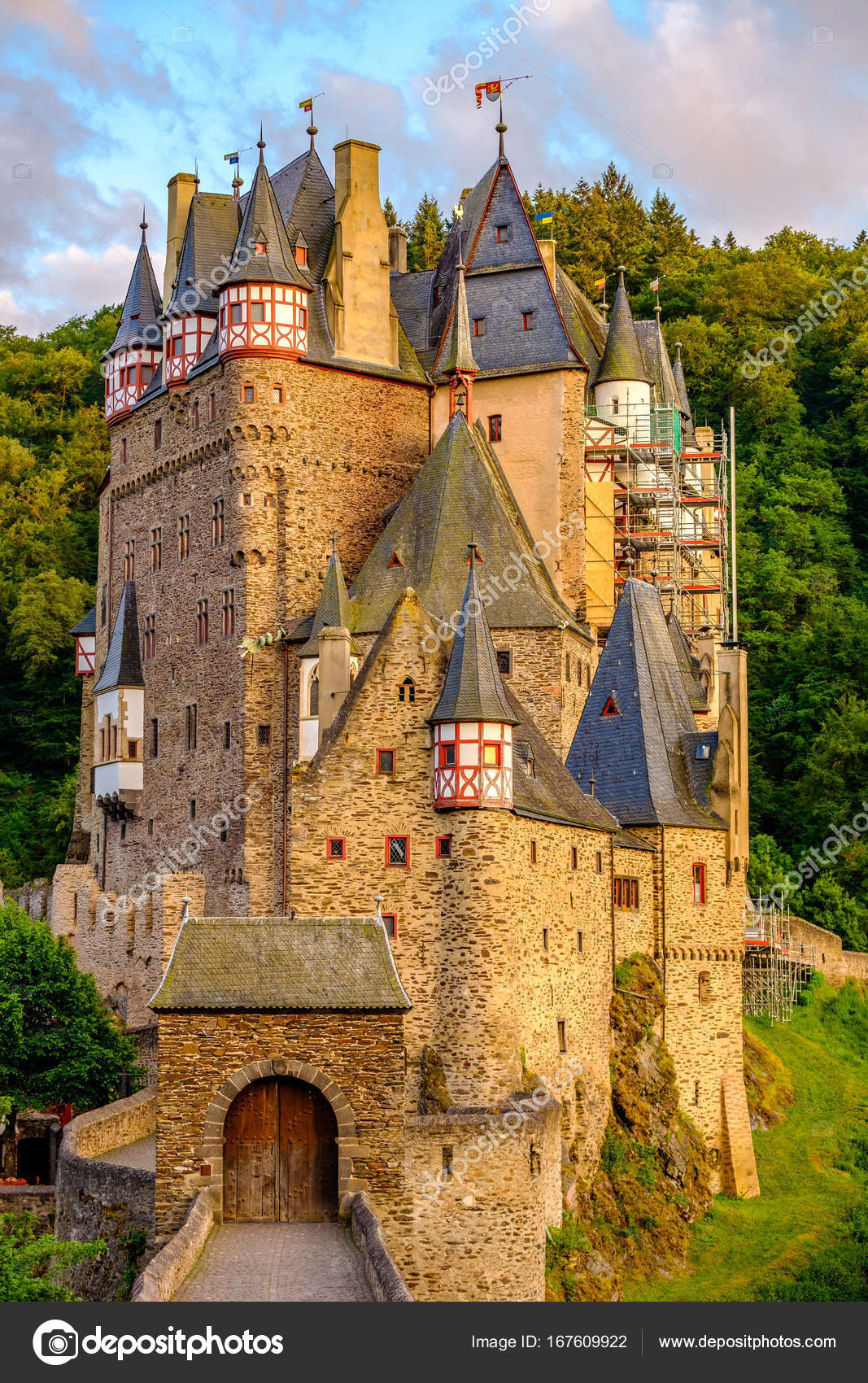 burg eltz castle at sunset ストック写真 haveseen 167609922