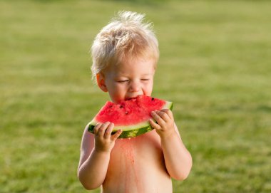 karpuz yeme erkek bebek 