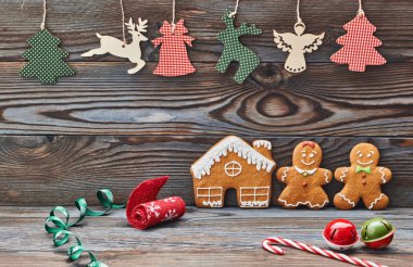 Yılbaşı süsleri ve zencefilli kurabiye