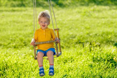 Sallanan yürümeye başlayan çocuk