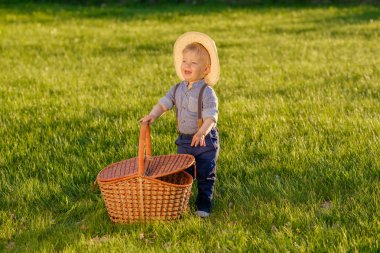 Piknik sepeti ile erkek bebek