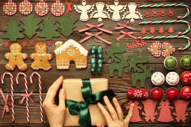 Eller üzerinde Noel hediyesi 