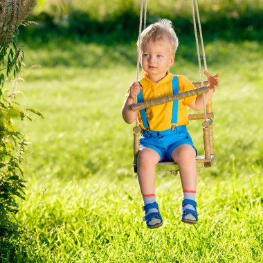 Sallanan yürümeye başlayan çocuk