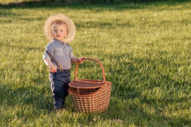 Piknik sepeti ile erkek bebek