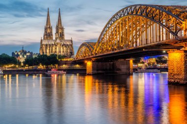 Geceleri katedral ve köprü