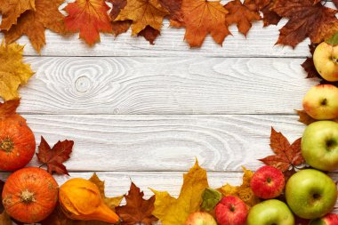 yaprak, elma ve kabaklar ahşap arka plan üzerinde