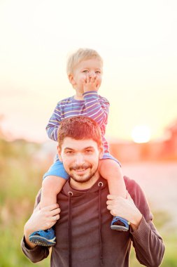 Babasının omuzlarında oturan oğlu