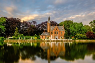 Bruges cityscape Minnewater Gölü ile