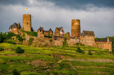 Antik kale ve üzüm bağları 