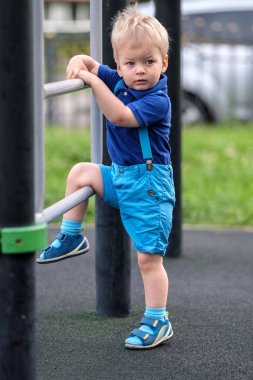 Yürümeye başlayan çocuk bahçesi şort giyen 