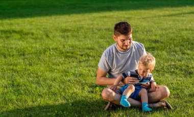 Adam ve eğlenceli açık olan çocuğun