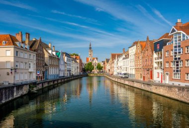 Bruges cityscape su kanalı ile