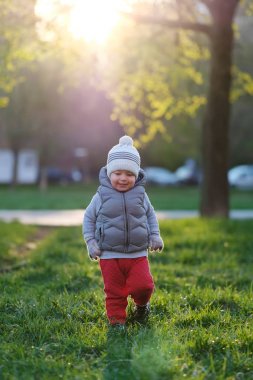 Gün batımında sıcak ceket boy gülümseyerek