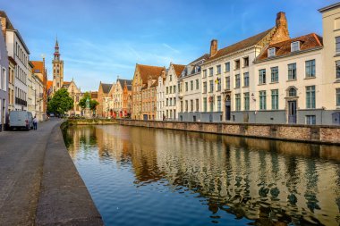 Bruges cityscape su kanalı ile